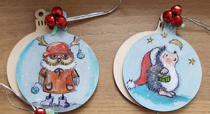 feature-hanging-chrismas-tree-decorations-beautiful-gift
