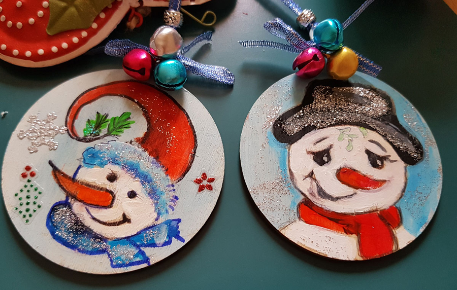 hangingchrismastree-decorations-hand-painted-on-wood-face-snowmens