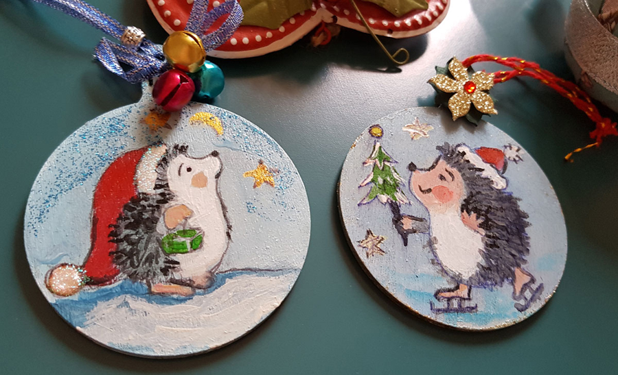 hangingchrismastree-decorations-hand-painted-on-wood-hedgehog